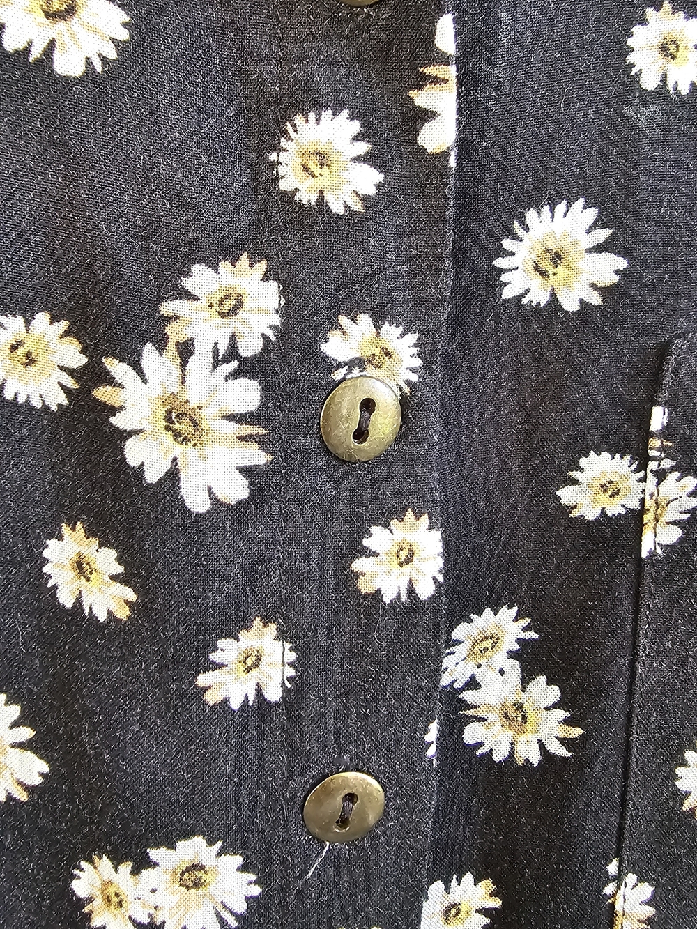 Daisy Print Button-Front Top - Picture 5 of 7